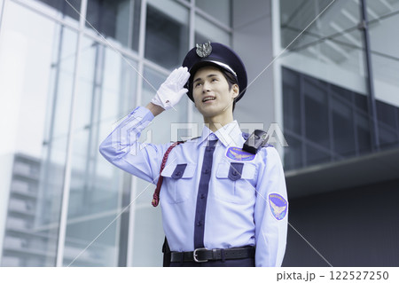 オフィスビルの外に立って敬礼する若い警備員のポートレート 撮影協力:スカパー東京メディアセンター オフィスビルの外に立って敬礼する若い警備員のポートレート 撮影協力:スカパー東京メディアセンター 122527250
