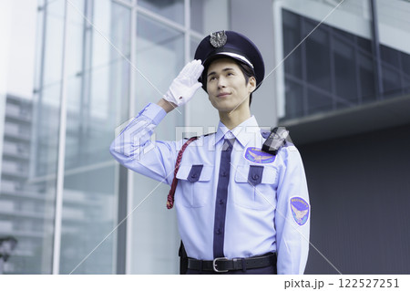 オフィスビルの外に立つ若い警備員のポートレート　撮影協力:スカパー東京メディアセンター 122527251