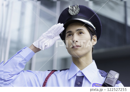 オフィスビルの外に立って敬礼する若い警備員のポートレート 撮影協力:スカパー東京メディアセンター オフィスビルの外に立って敬礼する若い警備員のポートレート 撮影協力:スカパー東京メディアセンター 122527255