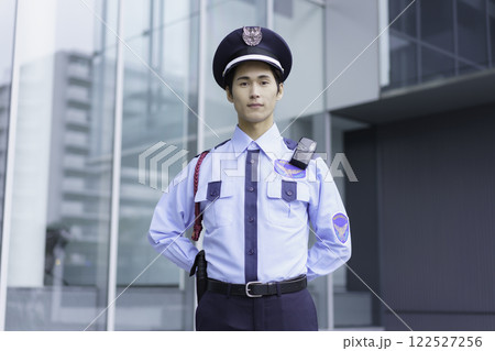 オフィスビルの外に立つ若い警備員のポートレート 撮影協力:スカパー東京メディアセンター オフィスビルの外に立つ若い警備員のポートレート 撮影協力:スカパー東京メディアセンター 122527256
