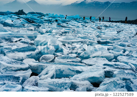氷塊に囲まれる人々 氷塊に囲まれる人々 122527589