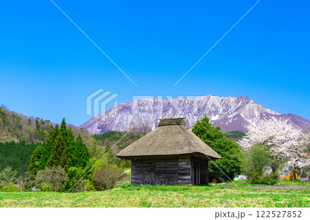 【日本百名山】春の御机の茅葺き小屋と大山6　鳥取県日野郡江府町 122527852