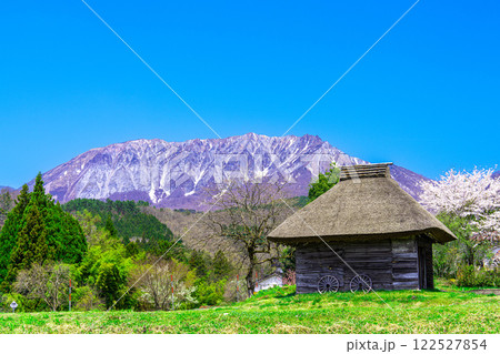 【日本百名山】春の御机の茅葺き小屋と大山5 鳥取県日野郡江府町 【日本百名山】春の御机の茅葺き小屋と大山5 鳥取県日野郡江府町 122527854