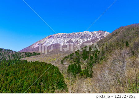 【日本百名山】鍵掛峠展望台から見た春の大山1 鳥取県日野郡江府町 【日本百名山】鍵掛峠展望台から見た春の大山1 鳥取県日野郡江府町 122527855