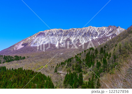 【日本百名山】鍵掛峠展望台から見た春の大山2　鳥取県日野郡江府町 122527856
