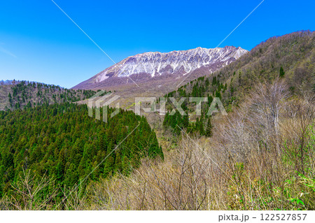 【日本百名山】鍵掛峠展望台から見た春の大山3　鳥取県日野郡江府町 122527857