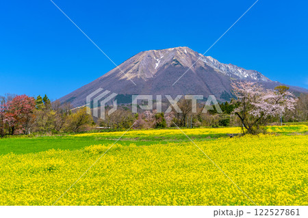 【日本百名山】添谷から見た春の大山14 鳥取県西伯郡伯耆町 【日本百名山】添谷から見た春の大山14 鳥取県西伯郡伯耆町 122527861