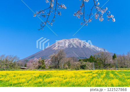 【日本百名山】添谷から見た春の大山10　鳥取県西伯郡伯耆町 122527868