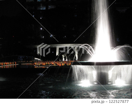 皇居前の噴水夜景 皇居前の噴水夜景 122527877