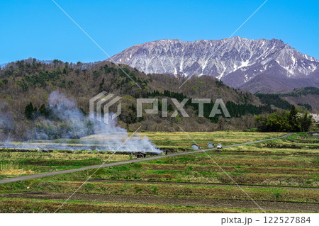 【日本百名山】春の御机の棚田の野焼きと大山1　鳥取県日野郡江府町 122527884