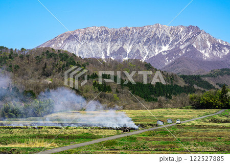 【日本百名山】春の御机の棚田の野焼きと大山2 鳥取県日野郡江府町 【日本百名山】春の御机の棚田の野焼きと大山2 鳥取県日野郡江府町 122527885