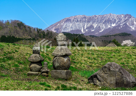 【日本百名山】春の御机 古い五輪塔と大山 鳥取県日野郡江府町 【日本百名山】春の御机 古い五輪塔と大山 鳥取県日野郡江府町 122527886