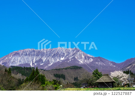 【日本百名山】春の御机の茅葺き小屋と大山3 鳥取県日野郡江府町 【日本百名山】春の御机の茅葺き小屋と大山3 鳥取県日野郡江府町 122527887