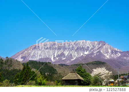 【日本百名山】春の御机の茅葺き小屋と大山2 鳥取県日野郡江府町 【日本百名山】春の御机の茅葺き小屋と大山2 鳥取県日野郡江府町 122527888