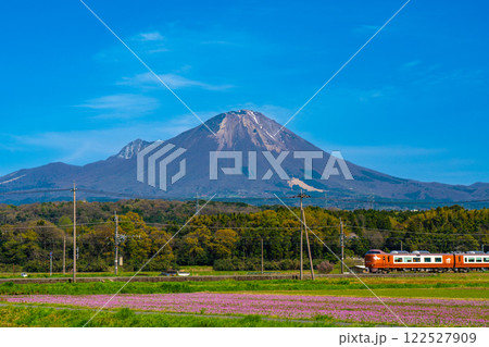 春の大山とレンゲ畑と特急やくも1 鳥取県西伯郡伯耆町 春の大山とレンゲ畑と特急やくも1 鳥取県西伯郡伯耆町 122527909