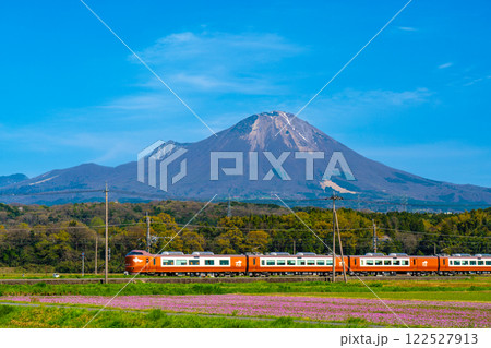春の大山とレンゲ畑と特急やくも5　鳥取県西伯郡伯耆町 122527913