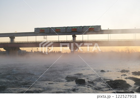 気嵐とモノレール 気嵐とモノレール 122527918