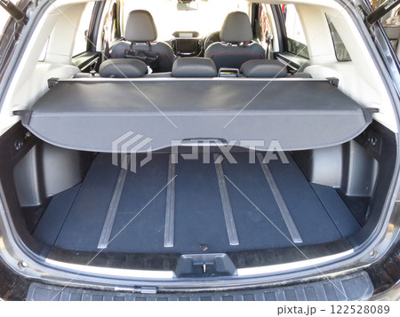 SUVのラゲッジスペースのトノカバー SUVのラゲッジスペースのトノカバー 122528089