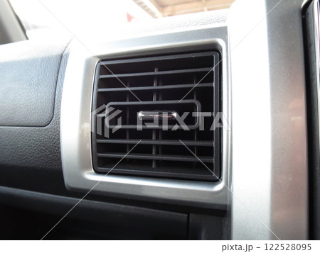 自動車のエアコンの吹き出し口 122528095