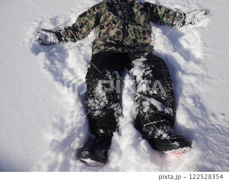 雪にダイブする子ども(顔なし) 122528354