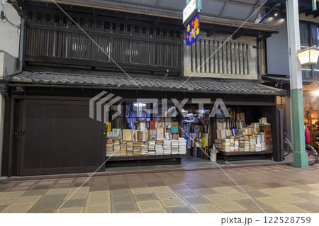 京都・寺町専門店会商店街の有名な古書店「竹苞書楼」 (京都市中京区下本能寺前町) 京都・寺町専門店会商店街の有名な古書店「竹苞書楼」 (京都市中京区下本能寺前町) 122528759