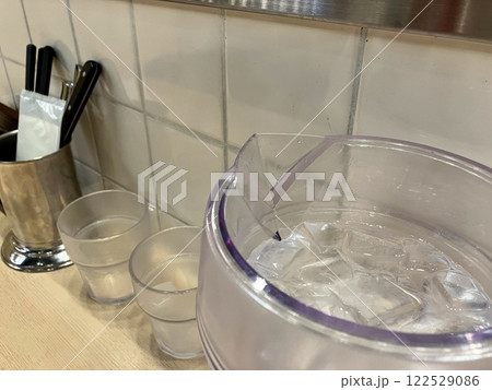 ピッチャーの氷水 122529086