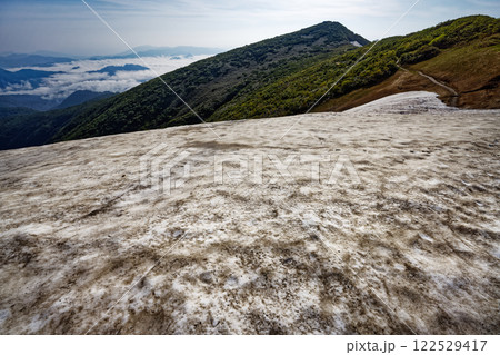 稜線の雪渓から見る浅草岳山頂 稜線の雪渓から見る浅草岳山頂 122529417