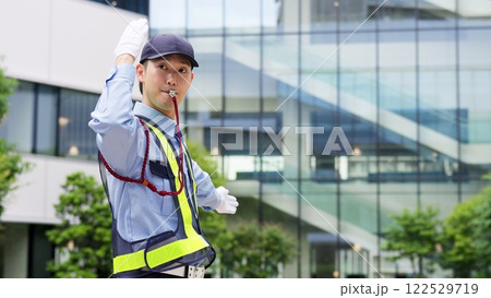 交通整理をする交通誘導員 122529719