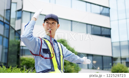 交通整理をする交通誘導員 交通整理をする交通誘導員 122529723