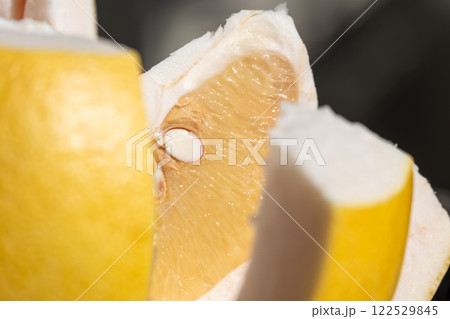 新鮮な晩白柚の果肉と種のクローズアップ 新鮮な晩白柚の果肉と種のクローズアップ 122529845