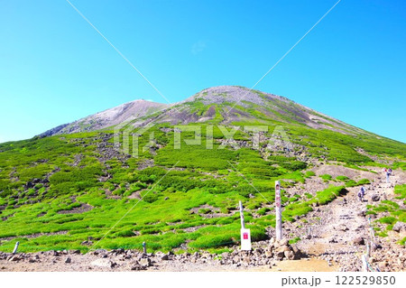 乗鞍岳の山頂に続く山道の入口 122529850