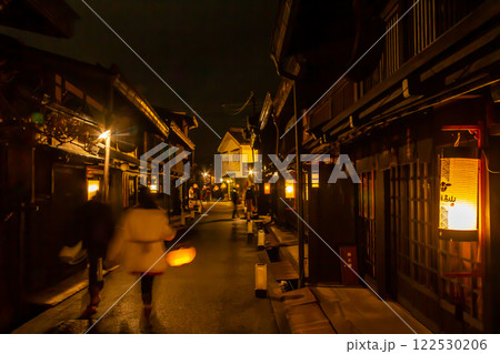 冬の飛騨高山　提灯祭りと古い街並みの夜　12月 122530206