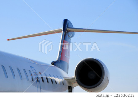 出発を待つ飛行機 出発を待つ飛行機 122530215
