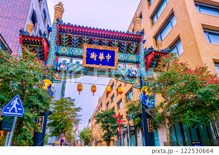 日本の横浜都市景観2月玄武のカラフルな飾りが登場した横浜中華街・玄武門などを望む＝令和7年2月1日 122530664