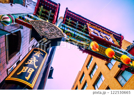日本の横浜都市景観2月玄武のカラフルな飾りが登場した横浜中華街・玄武門などを望む＝令和7年2月1日 122530665