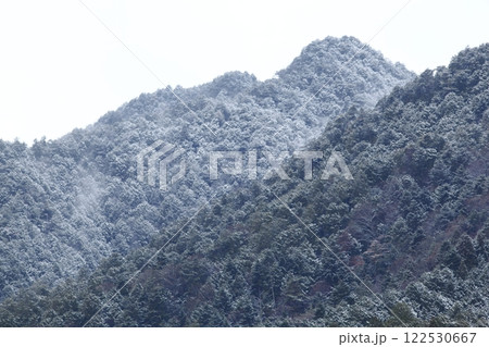 雪の薄化粧の金毘羅山山頂 122530667