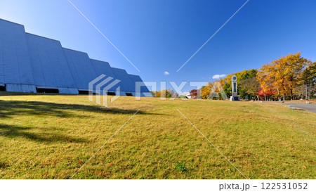 長野の秋 冬季オリンピック記念アリーナのエムウェーブと芝生と紅葉と青空 素敵 長野の秋 冬季オリンピック記念アリーナのエムウェーブと芝生と紅葉と青空 素敵 122531052
