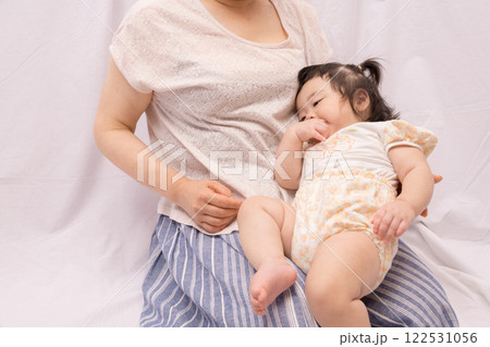 【おばあさんに抱っこさってるツインテールの赤ちゃん】 122531056