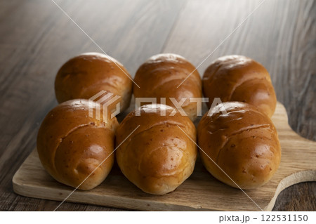 バターロールのある朝食の風景 122531150