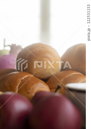 バターロールのある朝食の風景 122531153