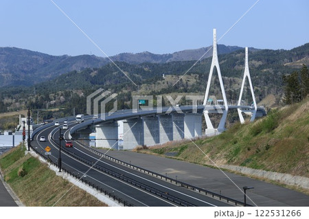 快晴の気仙沼湾横断橋（かなえおおはし） 122531266