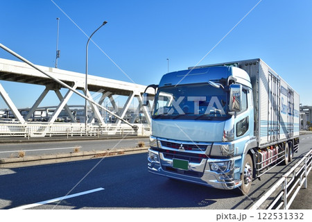 物流イメージ　大型トラック 122531332