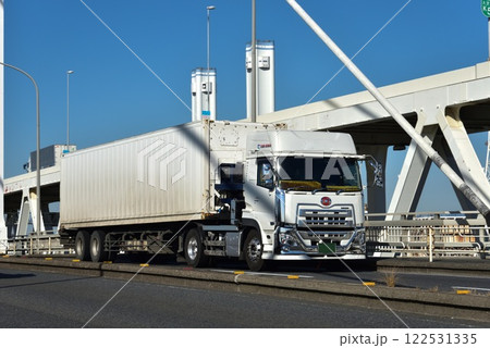 物流イメージ　大型トラック 122531335
