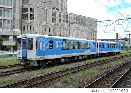 山形駅構内に停車する左沢線のキハ101 122531426