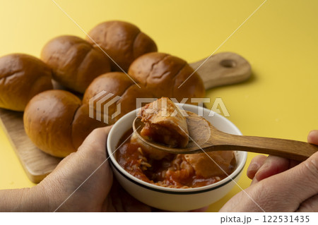 バターロールのある朝食の風景　パンをスープに浸す ひたパン　 122531435
