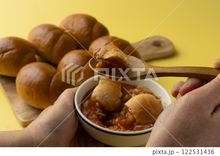 バターロールのある朝食の風景 パンをスープに浸す ひたパン バターロールのある朝食の風景 パンをスープに浸す ひたパン 122531436