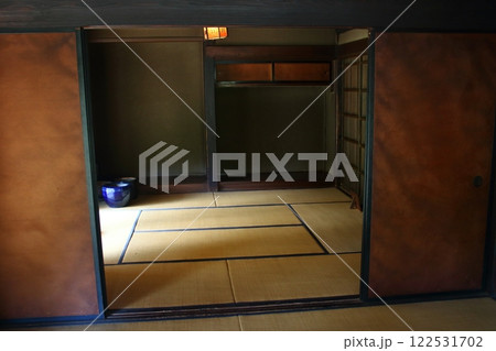 火鉢と古い和室（二間続き） 122531702