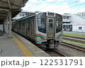 山形駅に停車する仙山線のE721系電車 122531791