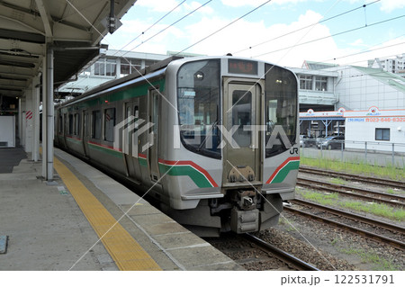 山形駅に停車する仙山線のE721系電車 山形駅に停車する仙山線のE721系電車 122531791