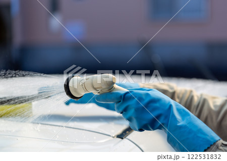 自宅駐車場で洗車をする男性 122531832